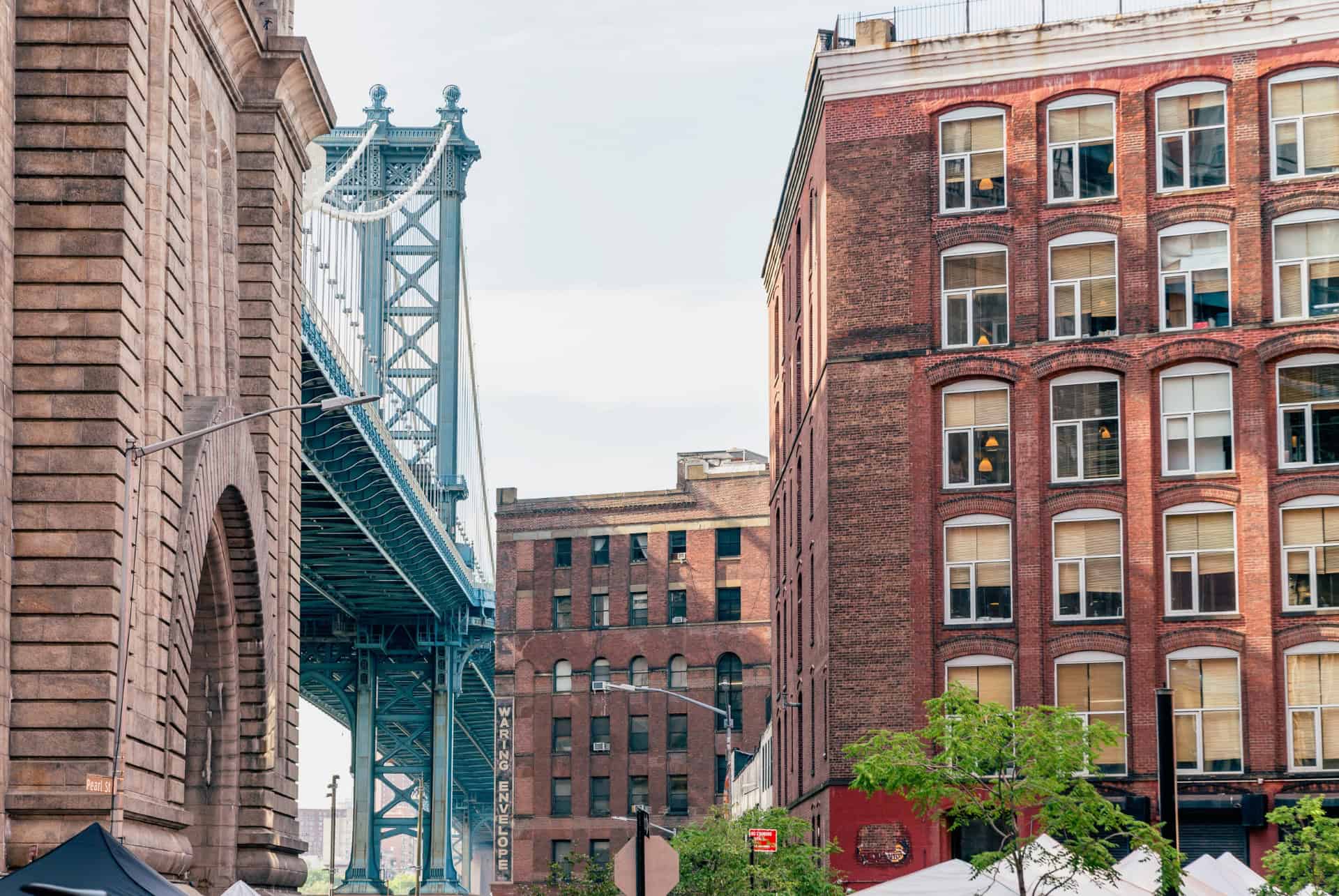 les immeubles en briques rouges de brooklyn et le pont de manhattan les immeubles en briques rouges de brooklyn et le pont de manhattan